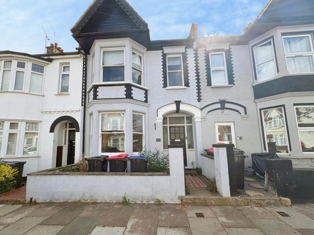 3 bed Mid Terraced House for rent in Southend-on-Sea. From Appointmoor Estates - Westcliff-On-Sea