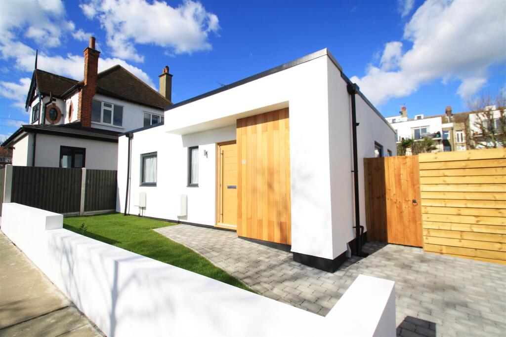 1 bed Detached bungalow for rent in Hadleigh. From Appointmoor Estates - Westcliff-On-Sea