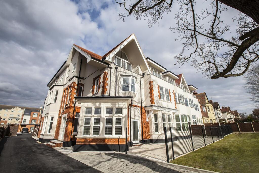 2 bed Apartment for rent in Southend-on-Sea. From Appointmoor Estates - Westcliff-On-Sea