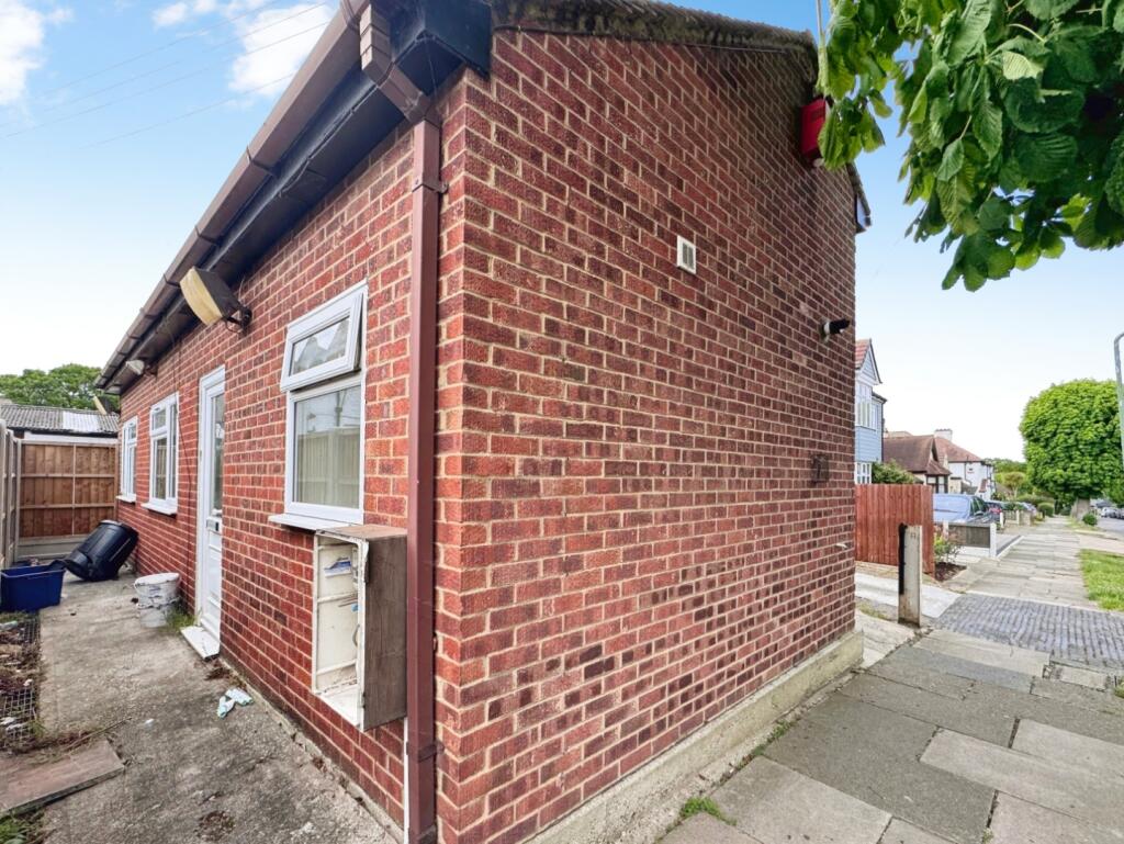 1 bed Bungalow for rent in Hadleigh. From Appointmoor Estates - Westcliff-On-Sea