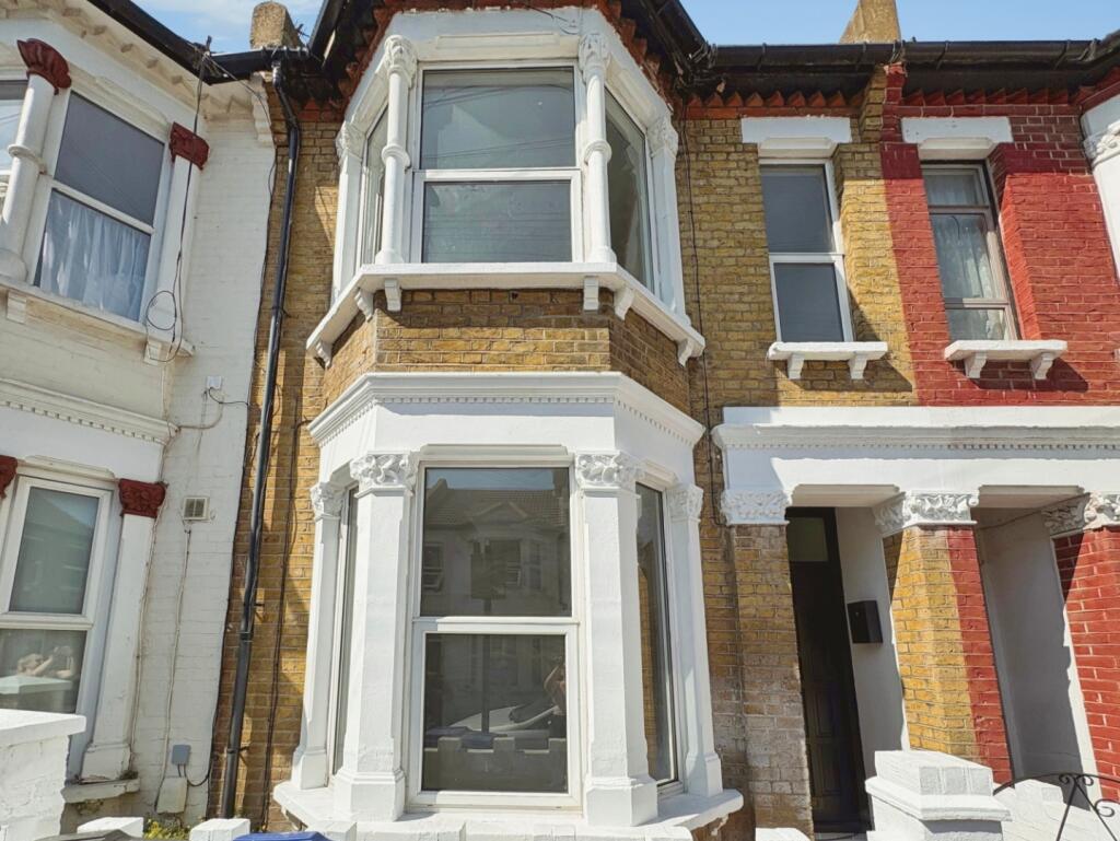 4 bed Mid Terraced House for rent in Southend-on-Sea. From Appointmoor Estates - Westcliff-On-Sea