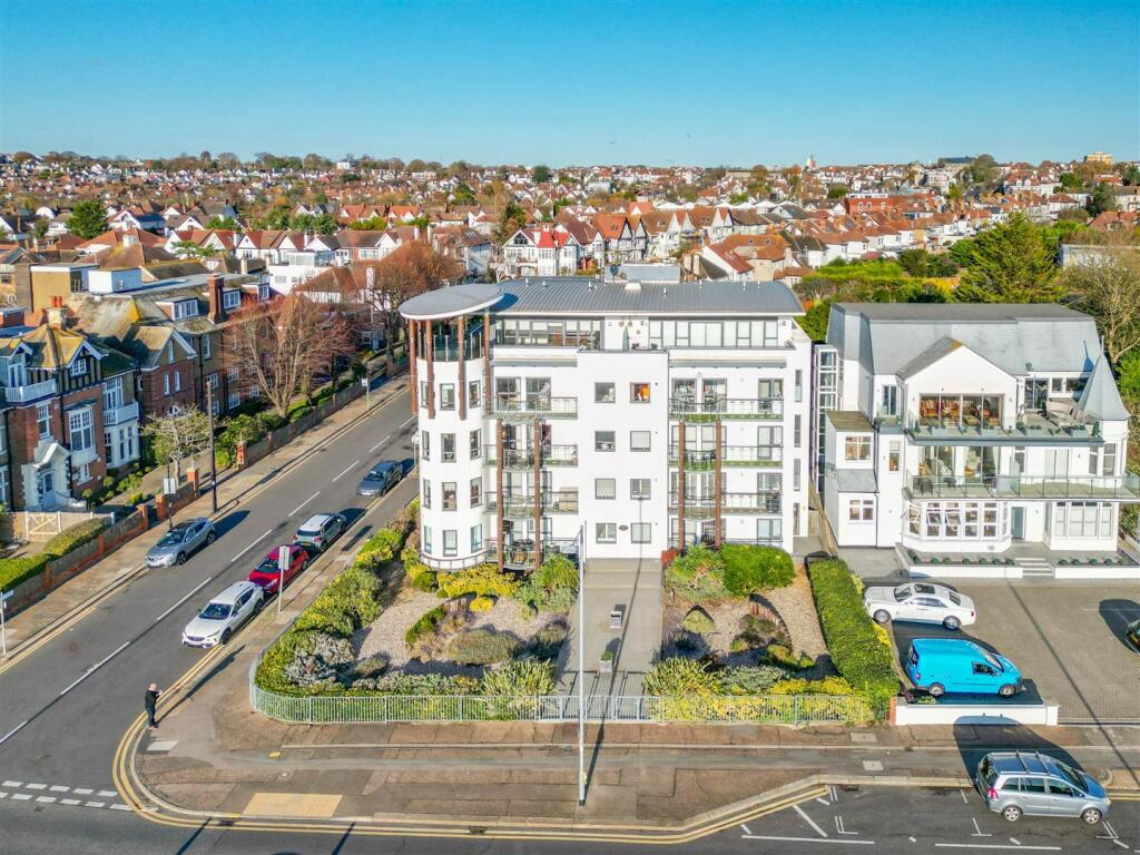 2 bed Penthouse for rent in Southend-on-Sea. From Appointmoor Estates - Westcliff-On-Sea