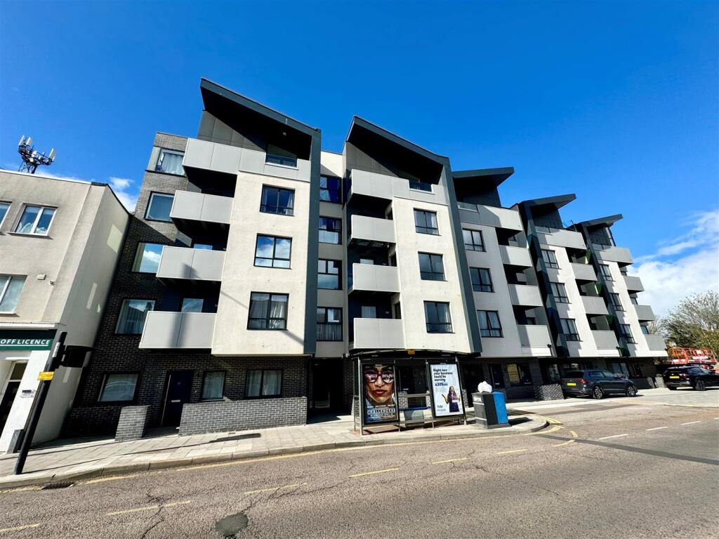 2 bed Apartment for rent in Southend-on-Sea. From Appointmoor Estates - Westcliff-On-Sea