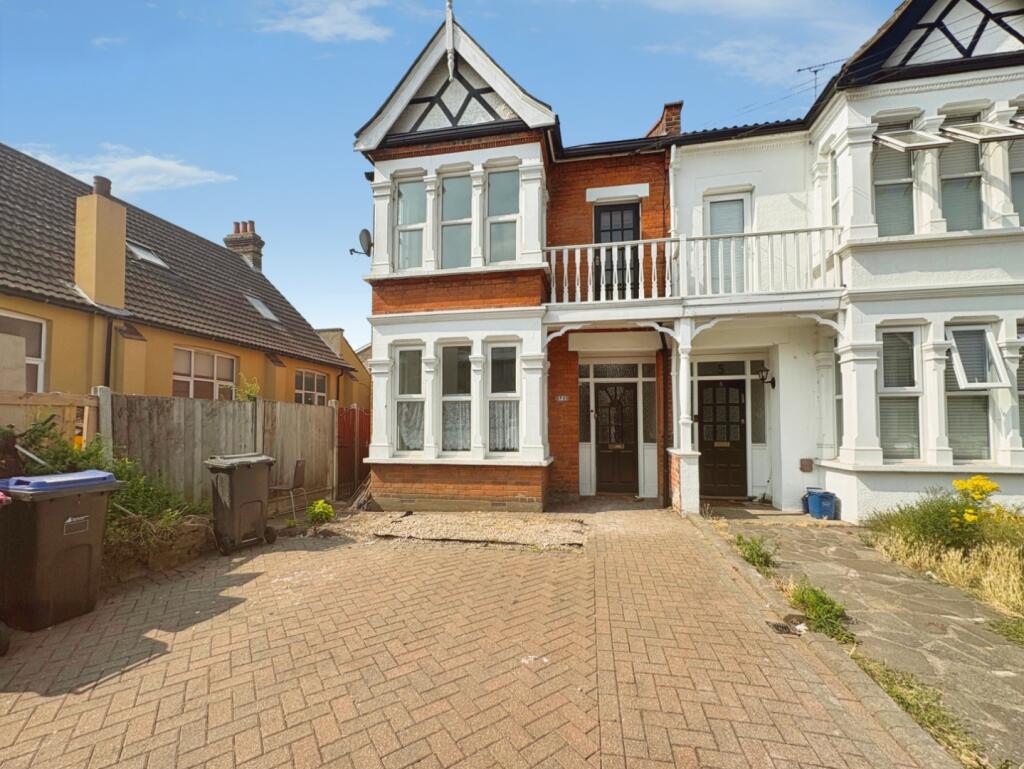 4 bed End of Terrace for rent in Southend-on-Sea. From Appointmoor Estates - Westcliff-On-Sea 4 bed End of Terrace for rent in Southend-on-Sea. From Appointmoor Estates - Westcliff-On-Sea