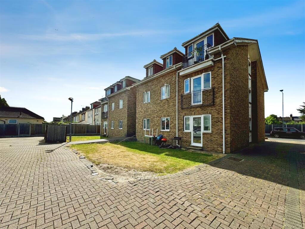 2 bed Apartment for rent in Southend-on-Sea. From Appointmoor Estates - Westcliff-On-Sea