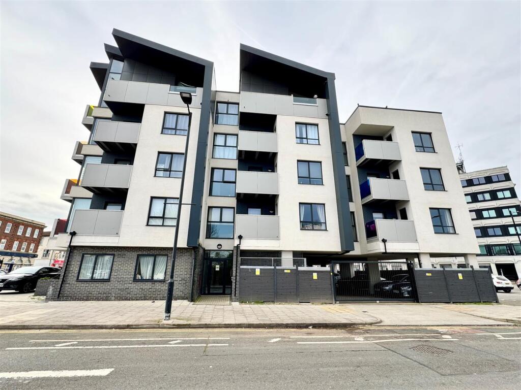 2 bed Apartment for rent in Southend-on-Sea. From Appointmoor Estates - Westcliff-On-Sea