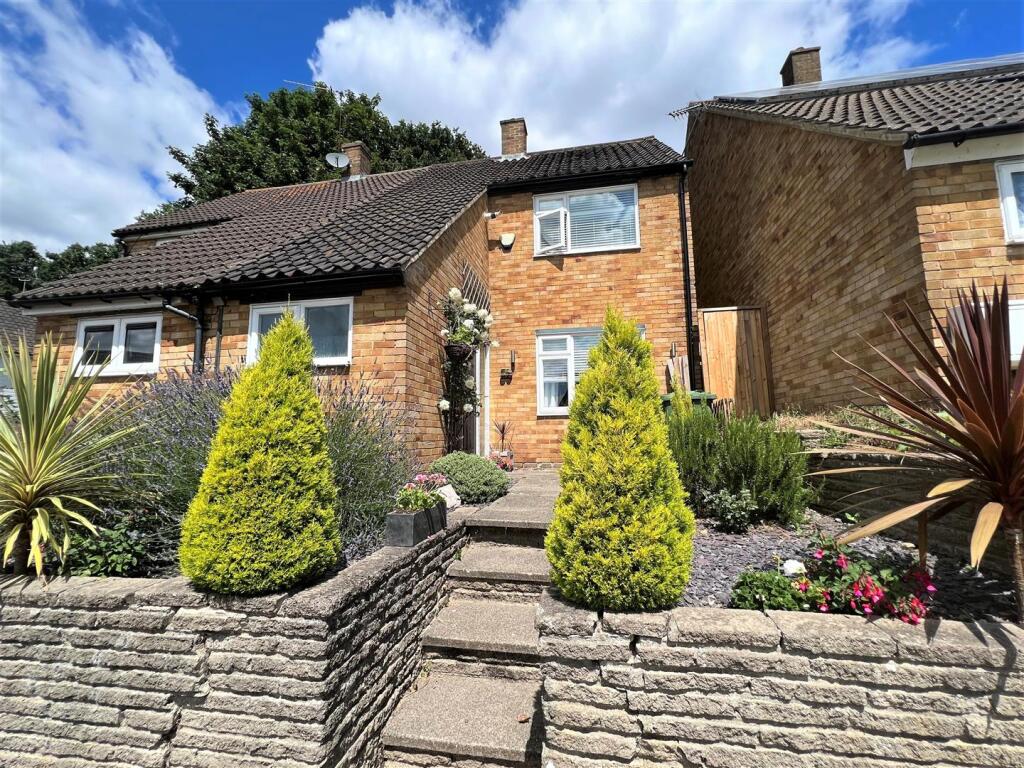 2 bed Mid Terraced House for rent in Billericay. From Appointmoor Estates - Westcliff-On-Sea