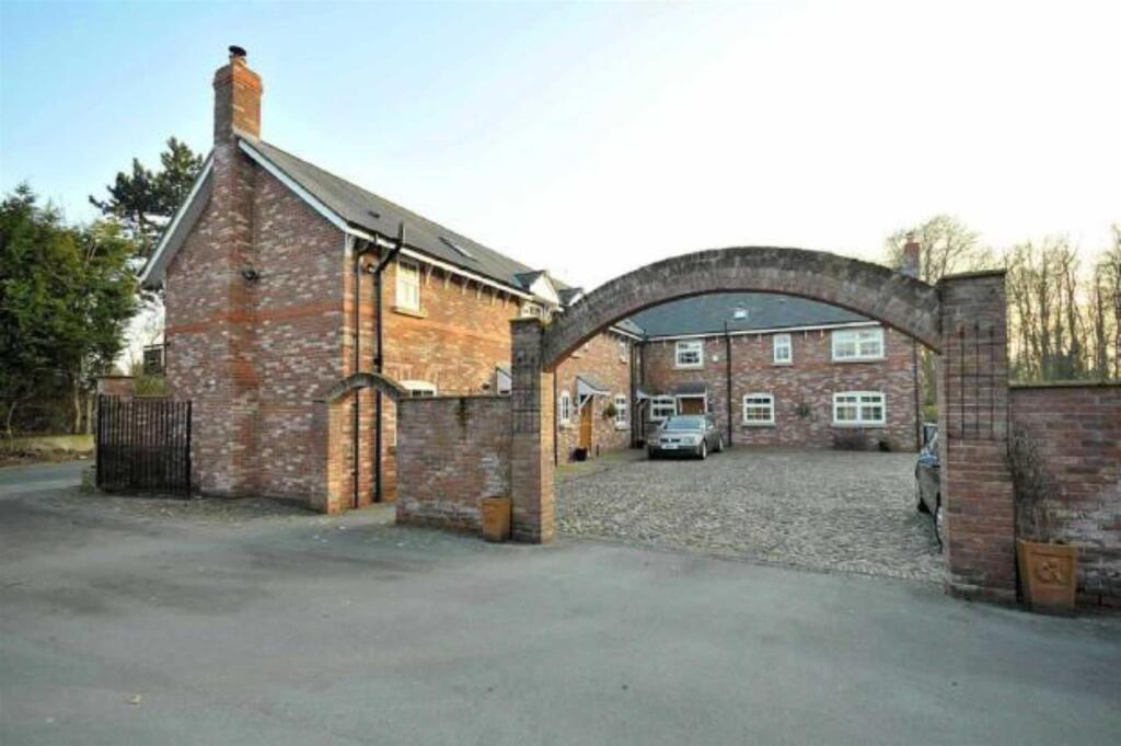 2 bed Mews for rent in Hale. From Ian Macklin - Hale