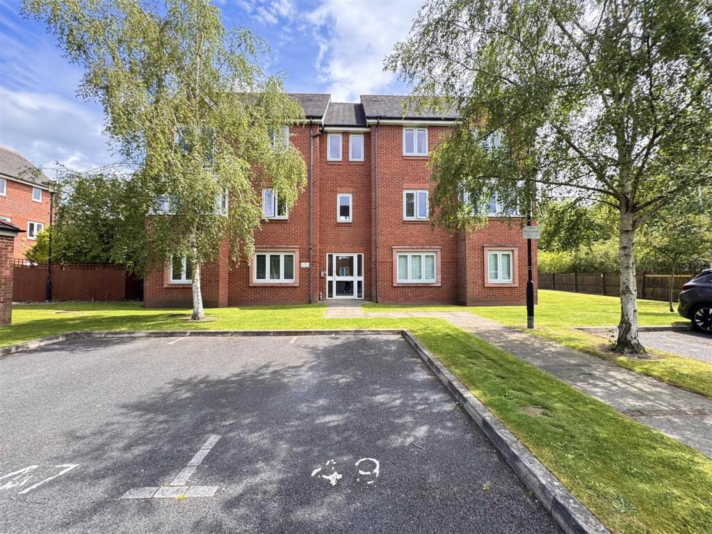 2 bed Apartment for rent in Altrincham. From Ian Macklin - Hale