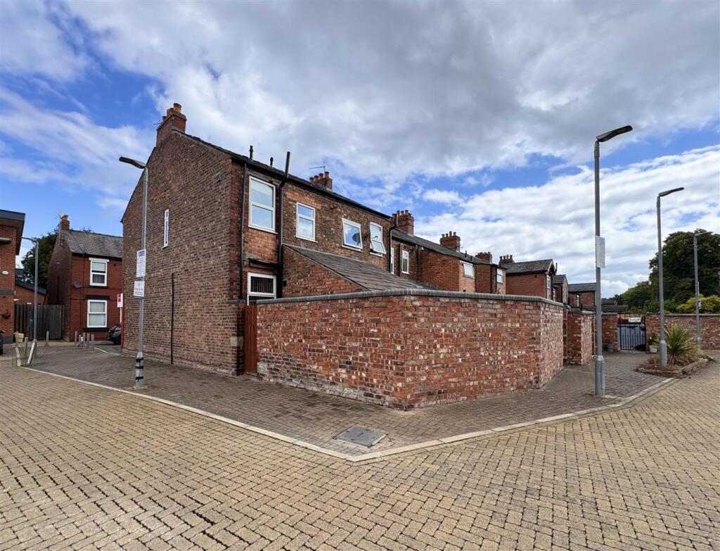 2 bed End of Terrace for rent in Altrincham. From Ian Macklin - Hale