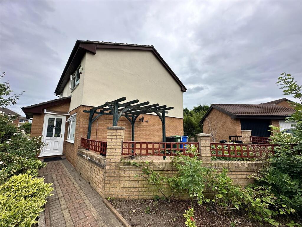 2 bed Semi Detached for rent in Altrincham. From Ian Macklin - Hale