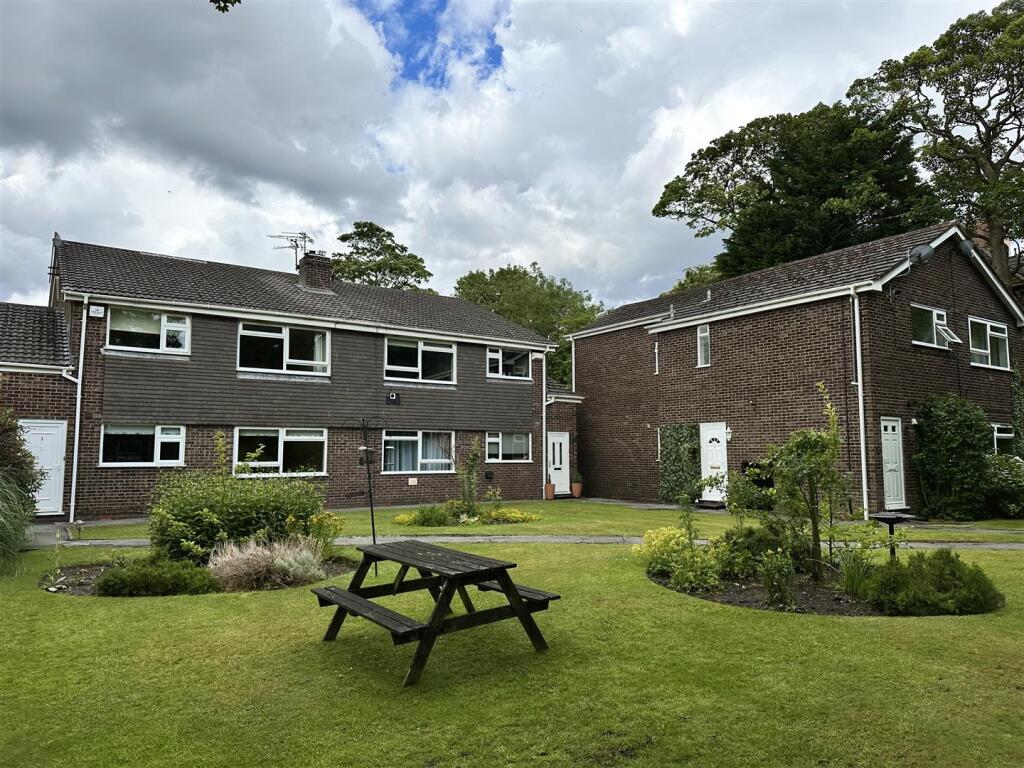 2 bed Apartment for rent in Hale. From Ian Macklin - Hale