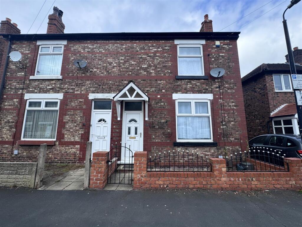 2 bed End of Terrace for rent in Altrincham. From Ian Macklin - Hale
