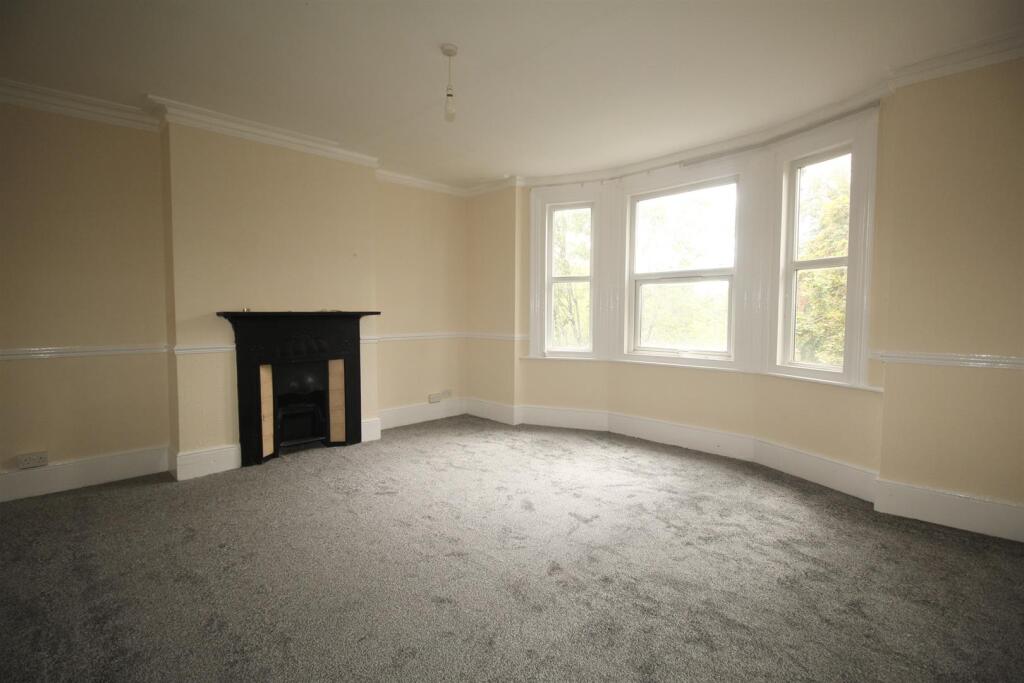 5 bed 1st Floor Flat for rent in Crews Hill. From Kings Group - Enfield Town