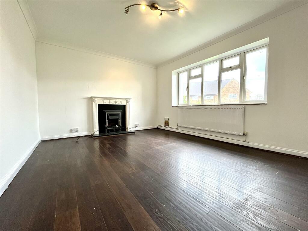 2 bed Flat for rent in Waltham Cross. From Kings Group - Enfield Highway