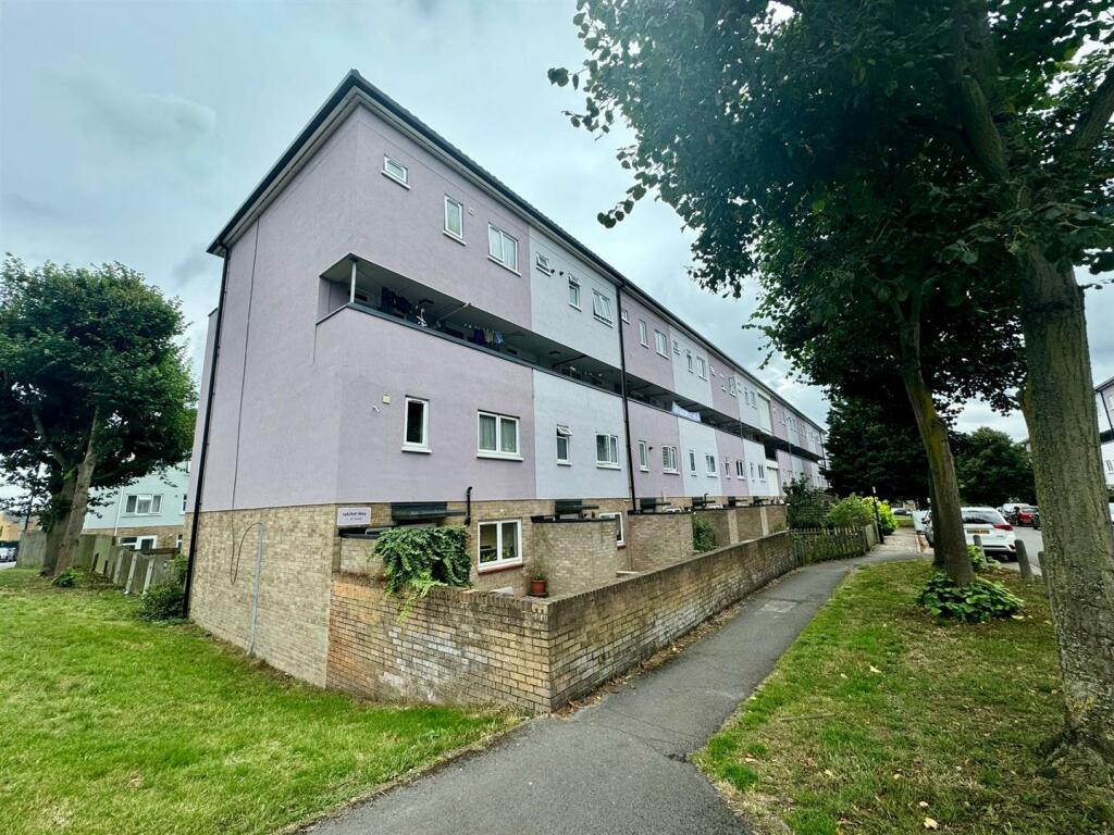 3 bed Maisonette for rent in Waltham Cross. From Kings Group - Enfield Highway