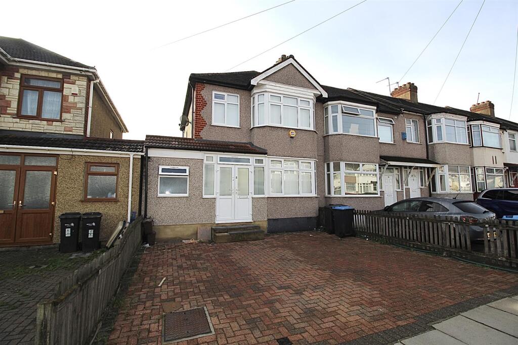 3 bed Mid Terraced House for rent in Sewardstone. From Kings Group - Enfield Highway