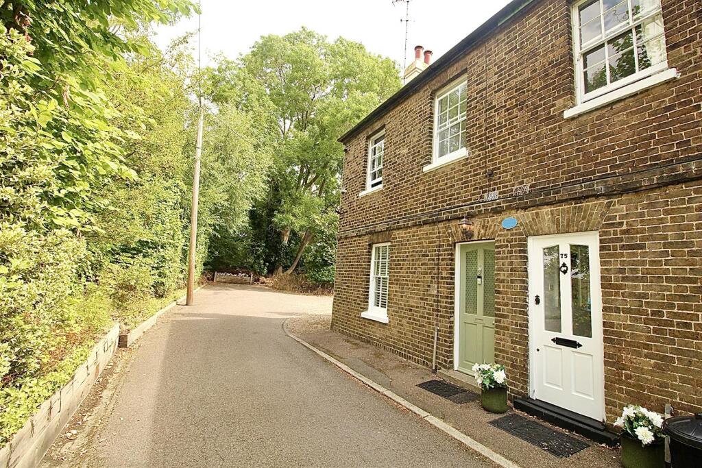 3 bed End of Terrace for rent in Waltham Cross. From Kings Group - Enfield Highway