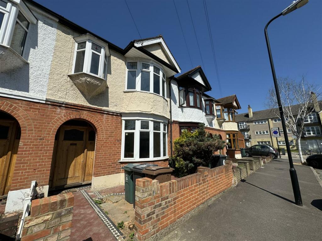 3 bed Mid Terraced House for rent in London. From Kings Group - Walthamstow