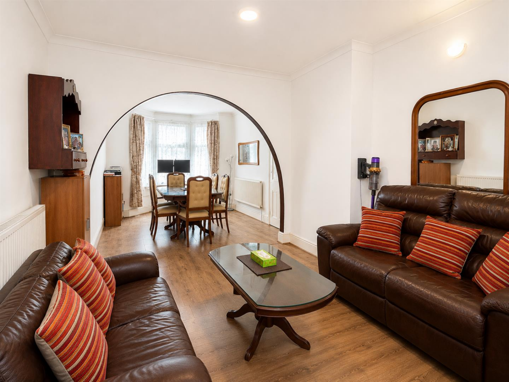 4 bed Detached for rent in Leyton. From Kings Group - Walthamstow