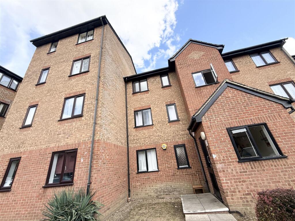 1 bed 1st Floor Flat for rent in London. From Kings Group - Tottenham