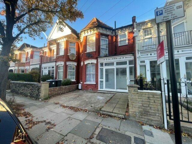 4 bed Mid Terraced House for rent in London. From Kings Group - Edmonton