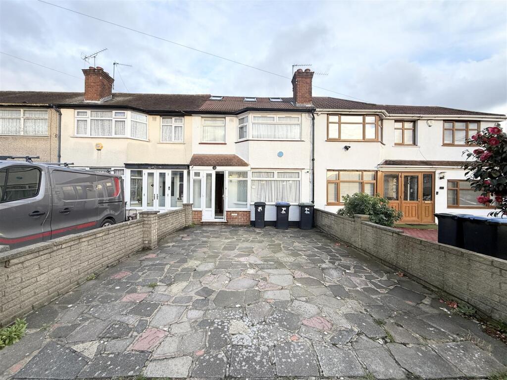 4 bed Mid Terraced House for rent in London. From Kings Group - Edmonton