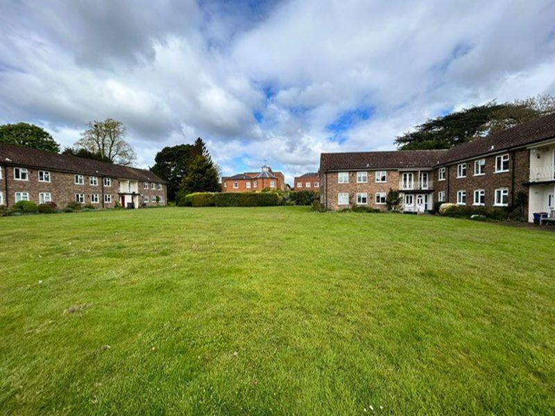 2 bed 1st Floor Flat for rent in Farleigh. From Pollard Machin - Sanderstead