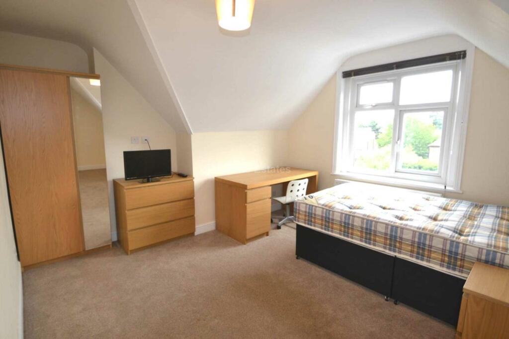 5 bed 1st Floor Flat for rent in Shinfield. From Adams Estates - Reading