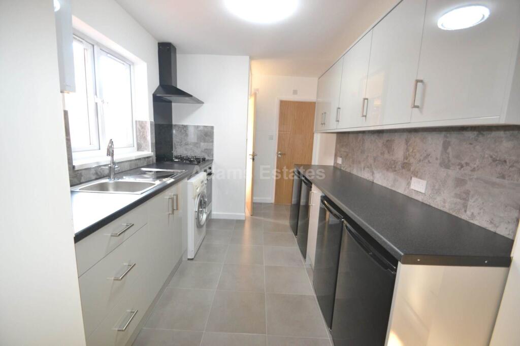 5 bed Mid Terraced House for rent in Reading. From Adams Estates - Reading