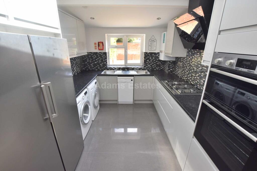 6 bed Mid Terraced House for rent in Reading. From Adams Estates - Reading