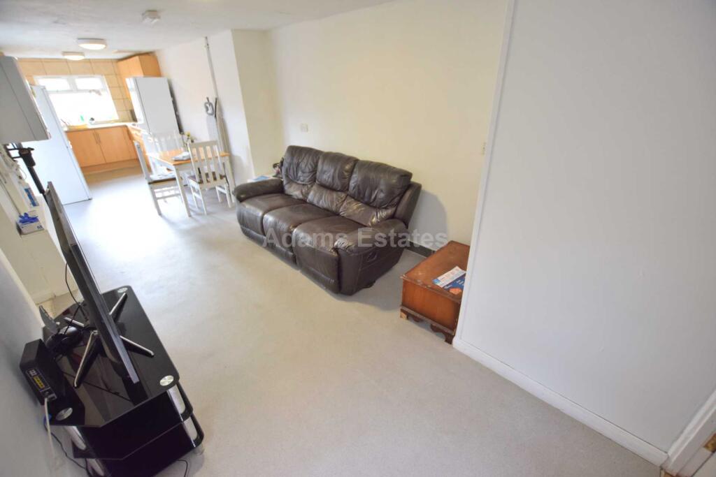 6 bed Mid Terraced House for rent in Reading. From Adams Estates - Reading