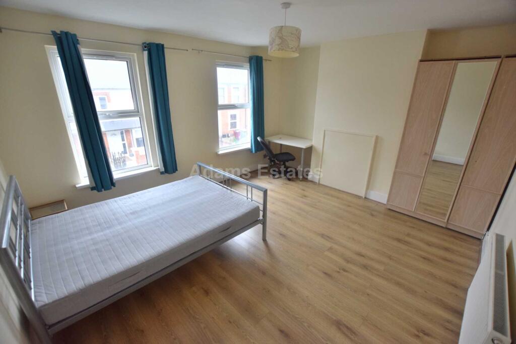 6 bed Mid Terraced House for rent in Reading. From Adams Estates - Reading