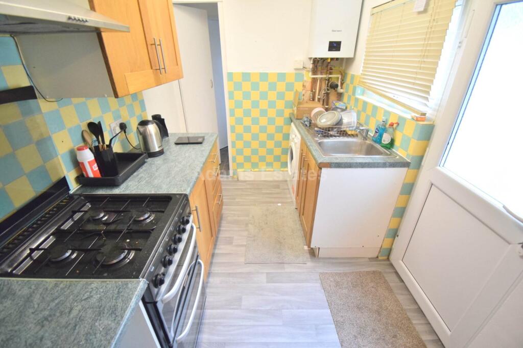 4 bed Mid Terraced House for rent in Reading. From Adams Estates - Reading