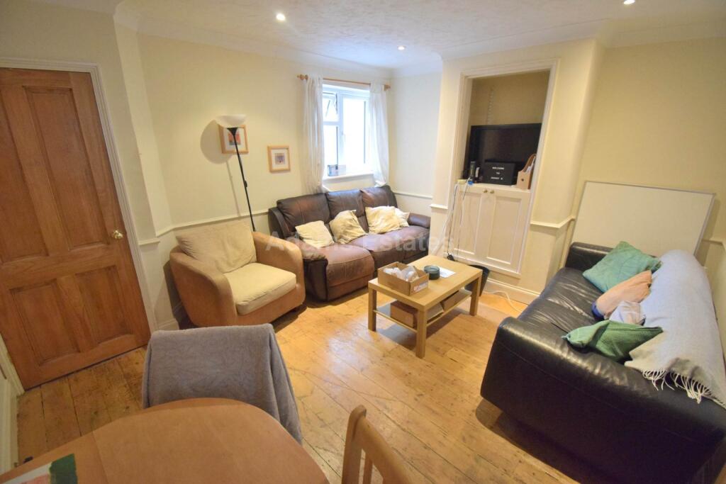 4 bed Mid Terraced House for rent in Reading. From Adams Estates - Reading 4 bed Mid Terraced House for rent in Reading. From Adams Estates - Reading