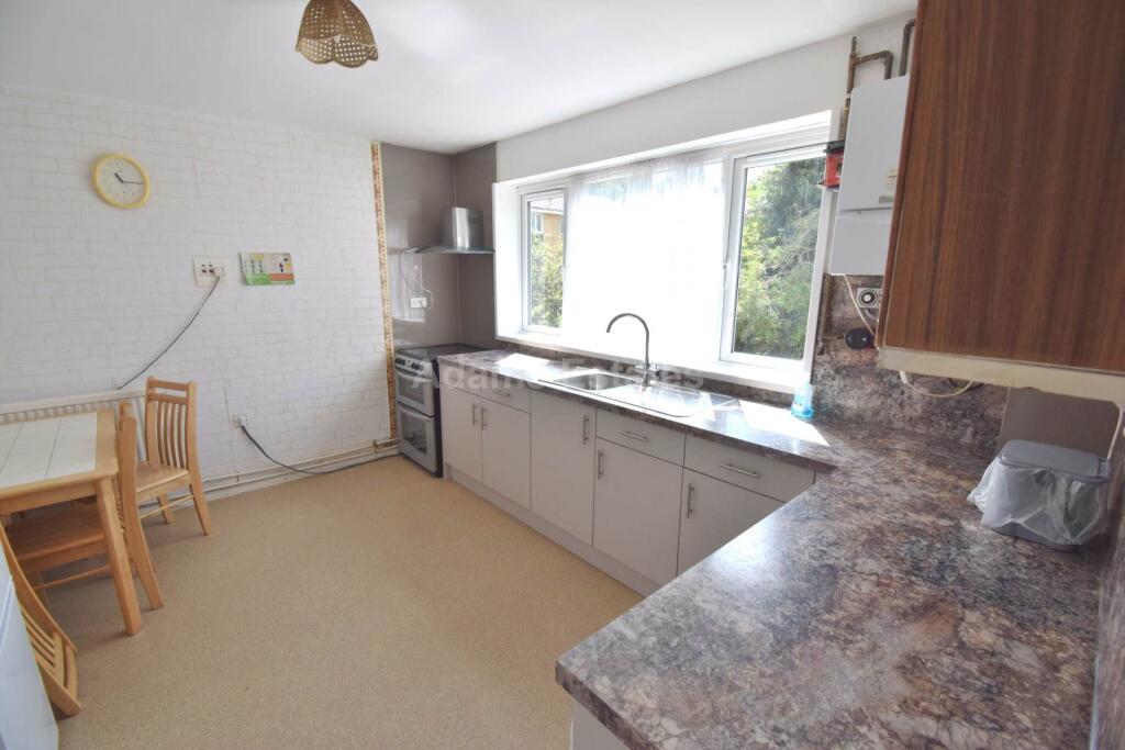 4 bed 1st Floor Flat for rent in Reading. From Adams Estates - Reading 4 bed 1st Floor Flat for rent in Reading. From Adams Estates - Reading