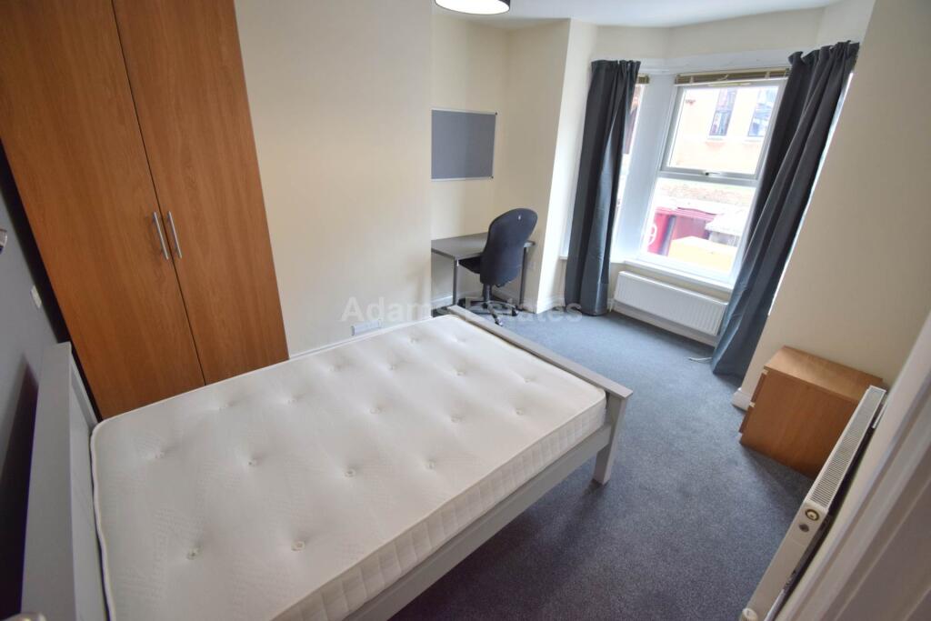 5 bed Mid Terraced House for rent in Reading. From Adams Estates - Reading