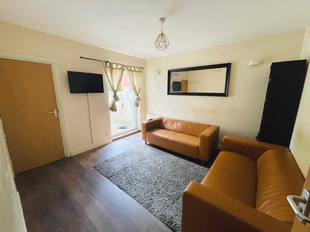 6 bed Mid Terraced House for rent in Reading. From Adams Estates - Reading