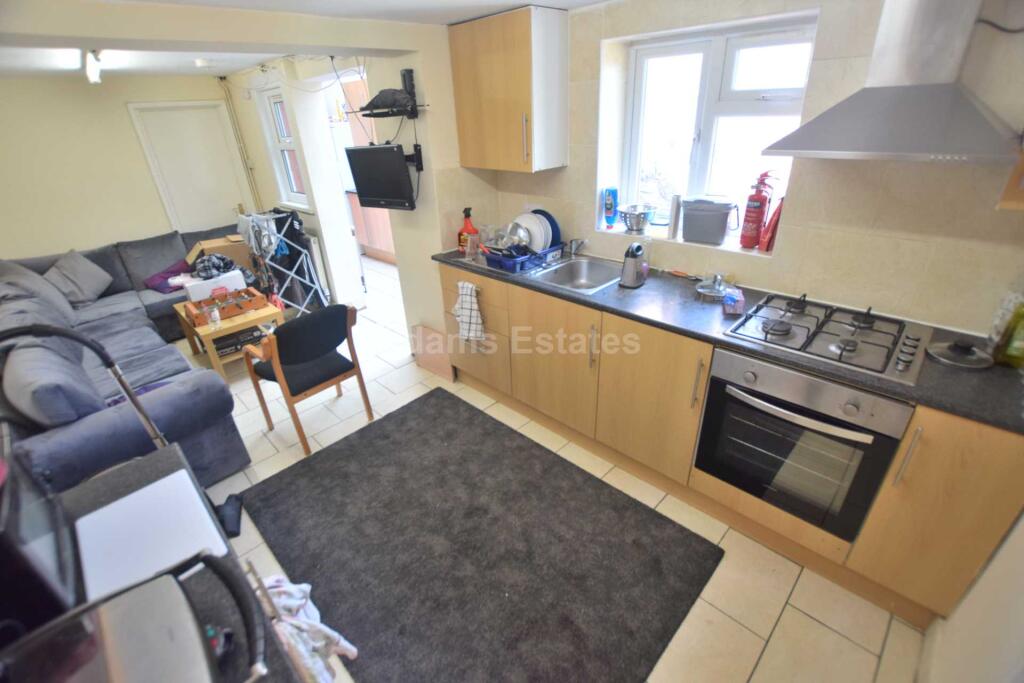 7 bed Mid Terraced House for rent in Reading. From Adams Estates - Reading