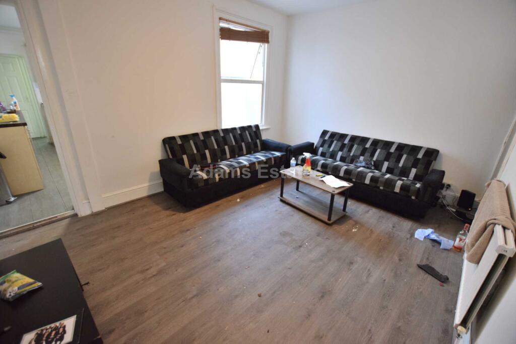 5 bed Mid Terraced House for rent in Reading. From Adams Estates - Reading