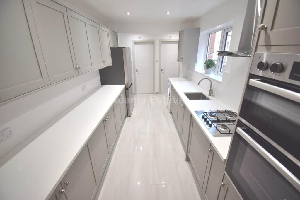 5 bed Mid Terraced House for rent in Reading. From Adams Estates - Reading 5 bed Mid Terraced House for rent in Reading. From Adams Estates - Reading