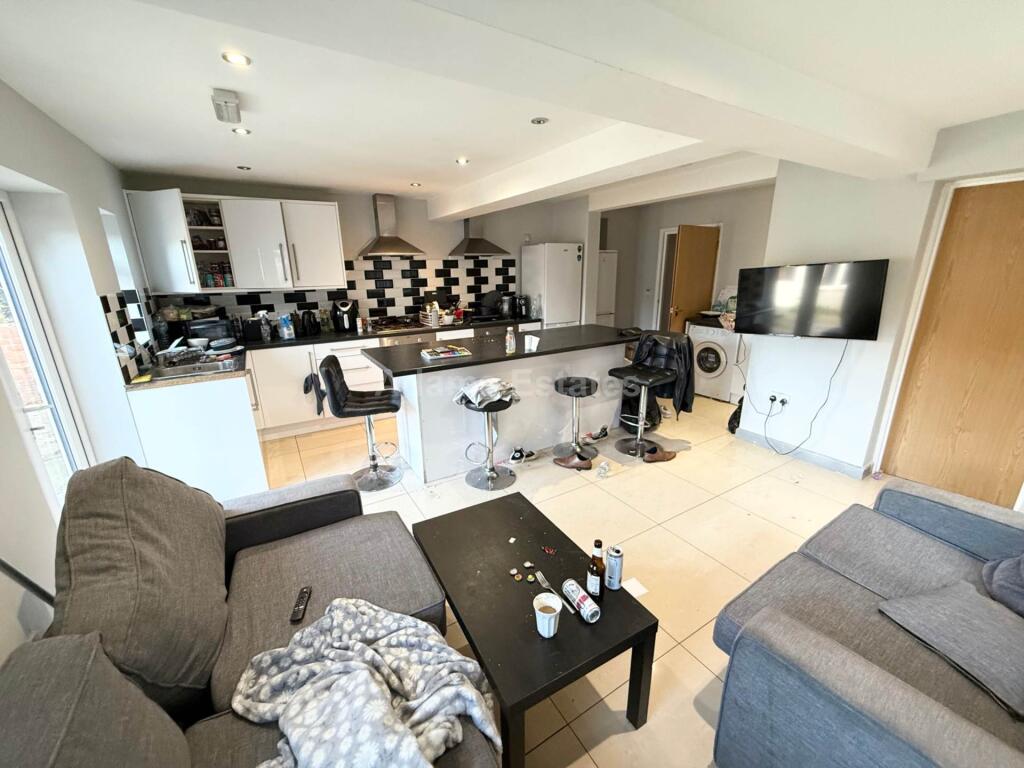7 bed Mid Terraced House for rent in Reading. From Adams Estates - Reading