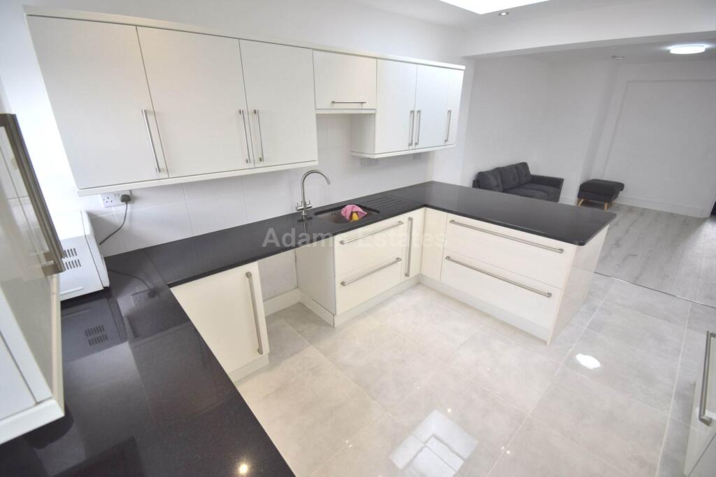 5 bed Mid Terraced House for rent in Reading. From Adams Estates - Reading