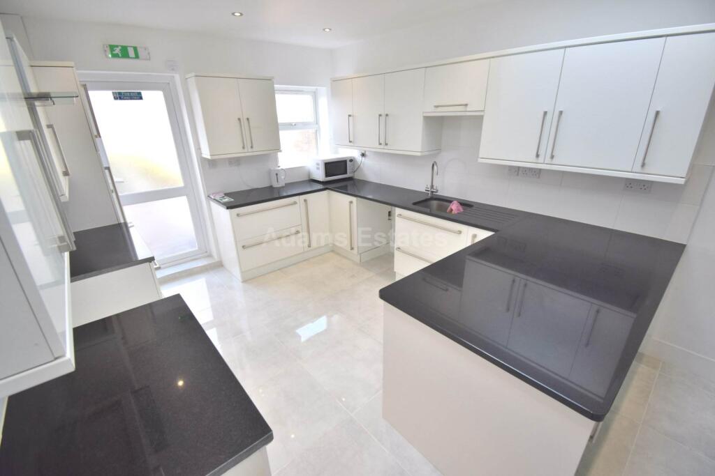 5 bed Mid Terraced House for rent in Shinfield. From Adams Estates - Reading