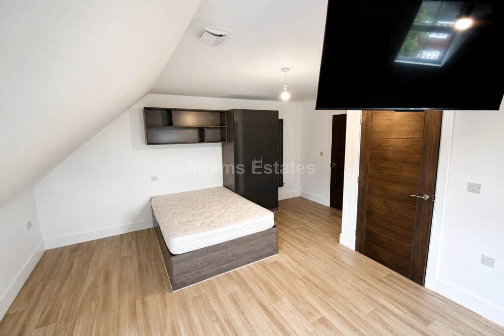 4 bed Studio for rent in Reading. From Adams Estates - Reading