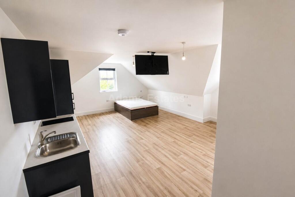 4 bed Studio for rent in . From Adams Estates - Reading