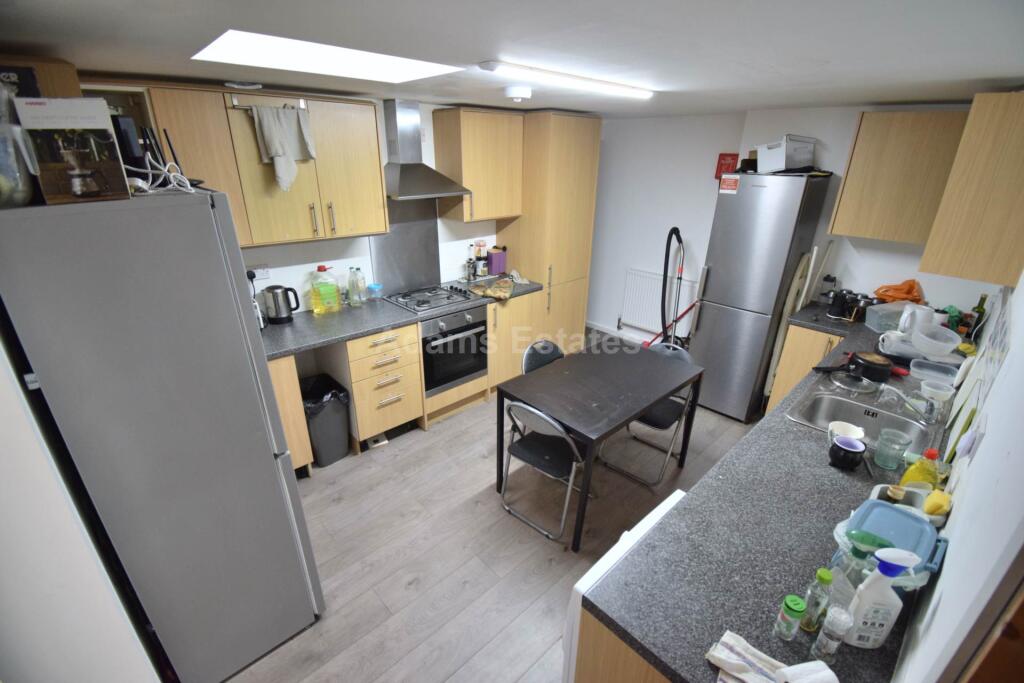5 bed Mid Terraced House for rent in Reading. From Adams Estates - Reading