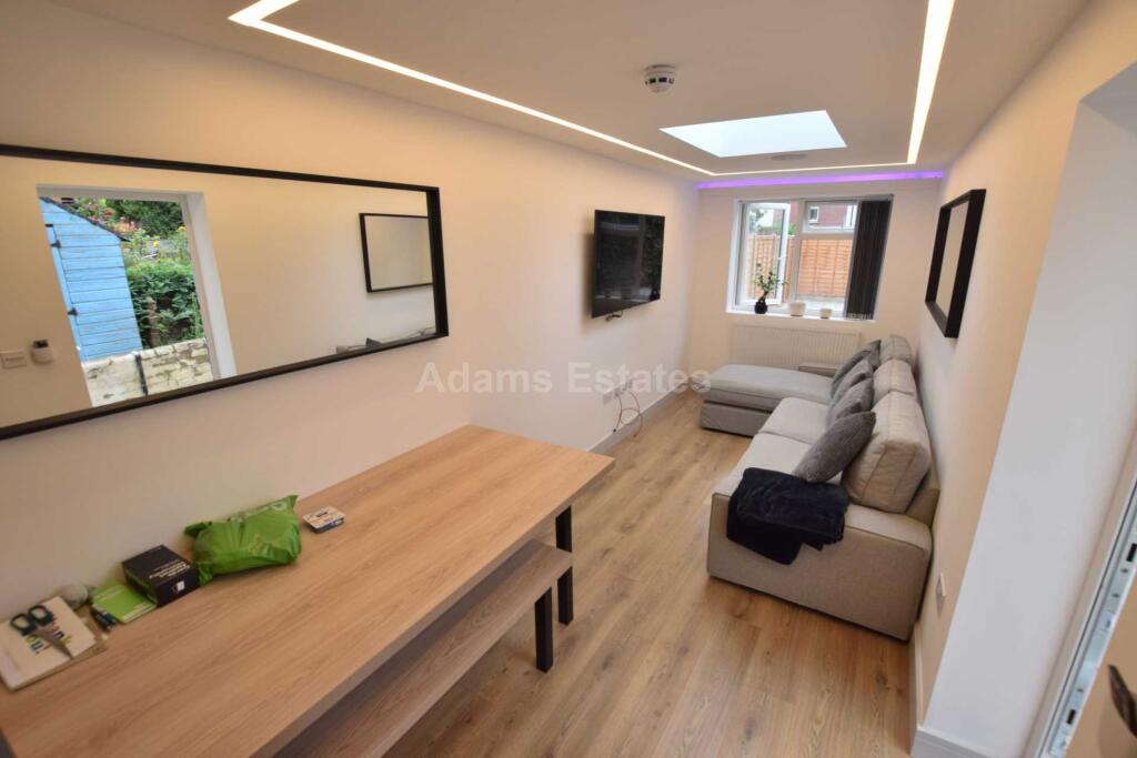 6 bed Mid Terraced House for rent in Reading. From Adams Estates - Reading