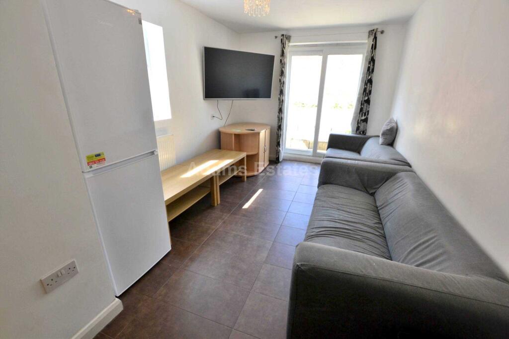6 bed Mid Terraced House for rent in Reading. From Adams Estates - Reading