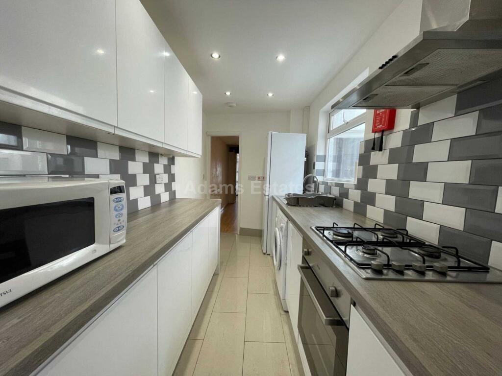 3 bed Mid Terraced House for rent in Reading. From Adams Estates - Reading